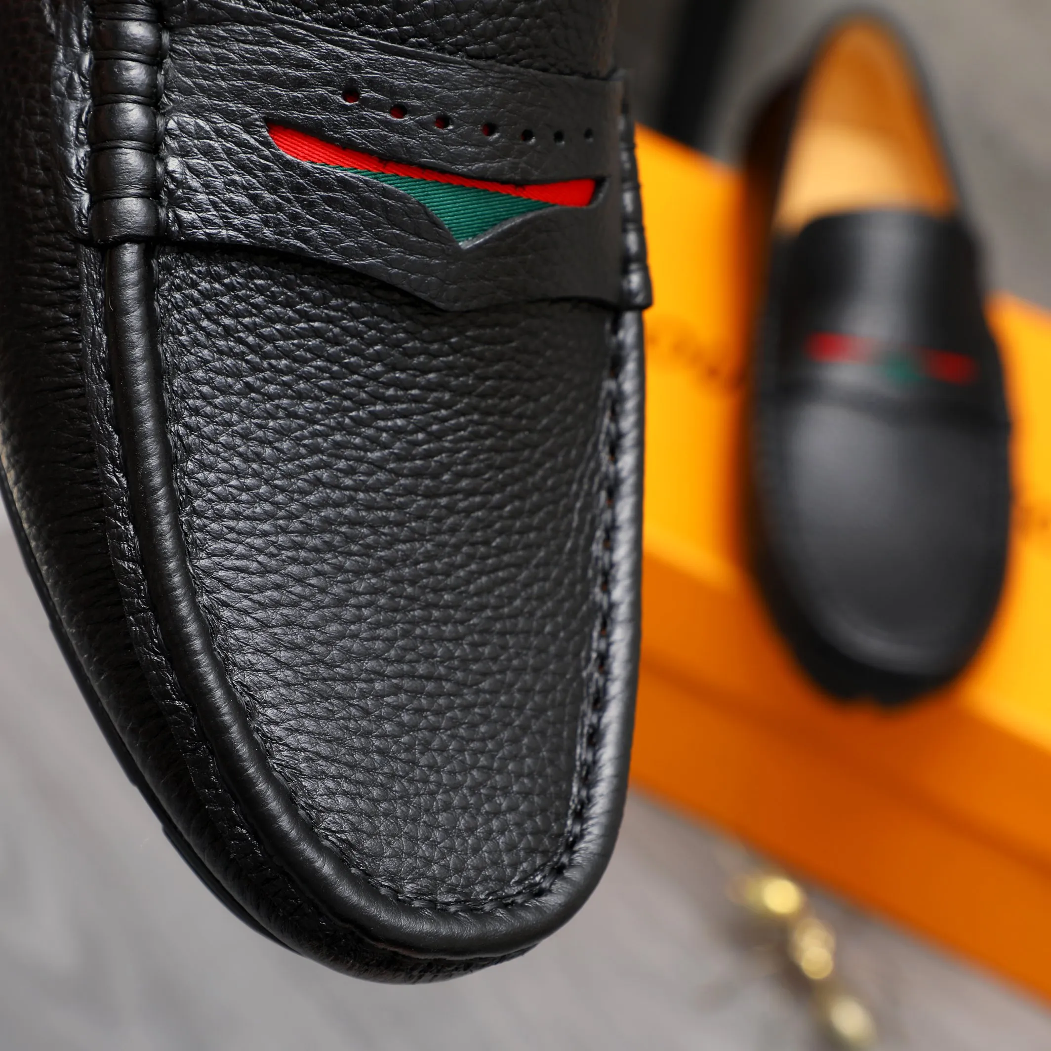 Men's shoes 💰360 Product trademark: LV "Louis Vuitton" casual slip-on men's shoes Regular size: 38-45 Product material: Selected pebbled cowhide upper, pigskin lining, rubber outsole
